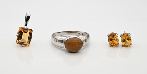 Parure di anello, pendente ed orecchini in argento e quarzi citrini