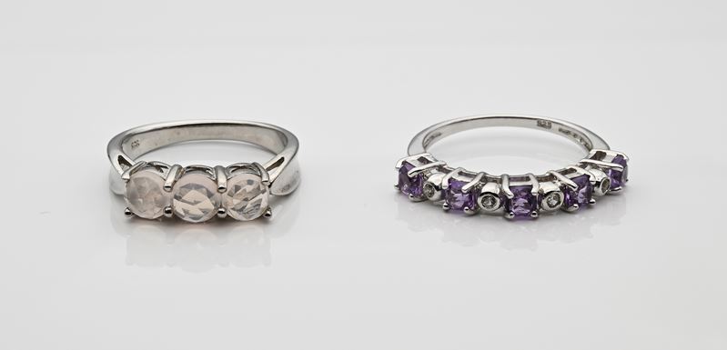 Due anelli a riviera, argento 925/000 con pietre semipreziose