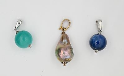 Lotto di tre pendenti, perle e pietre dure in argento 925/000