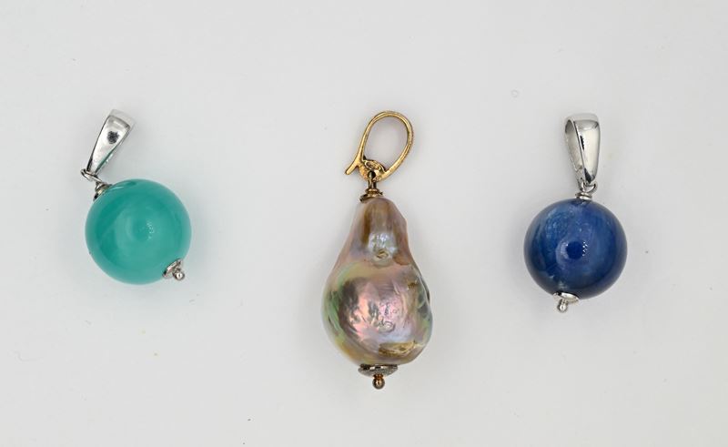 Lotto di tre pendenti, perle e pietre dure in argento 925/000