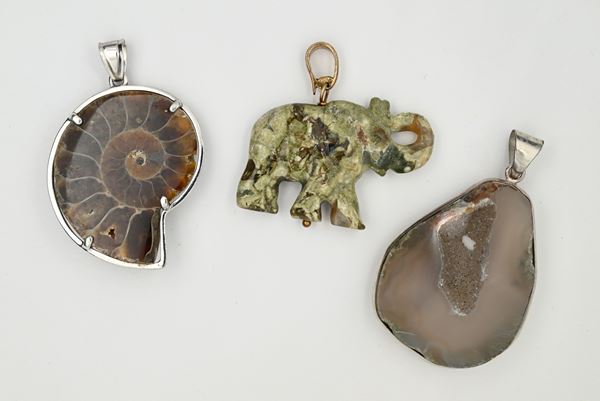 Lotto di tre pendenti in pietre dure, fossili e argento  - Auction Time Auction -  Gems of a Thousand Colors - Casa d'Aste Arcadia