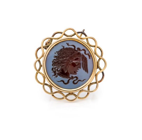 Spilla pendente in oro e cammeo centrale ad intaglio