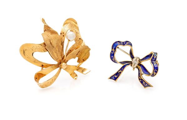 Coppia di spille a fiocco in oro, smalti, diamante e perla