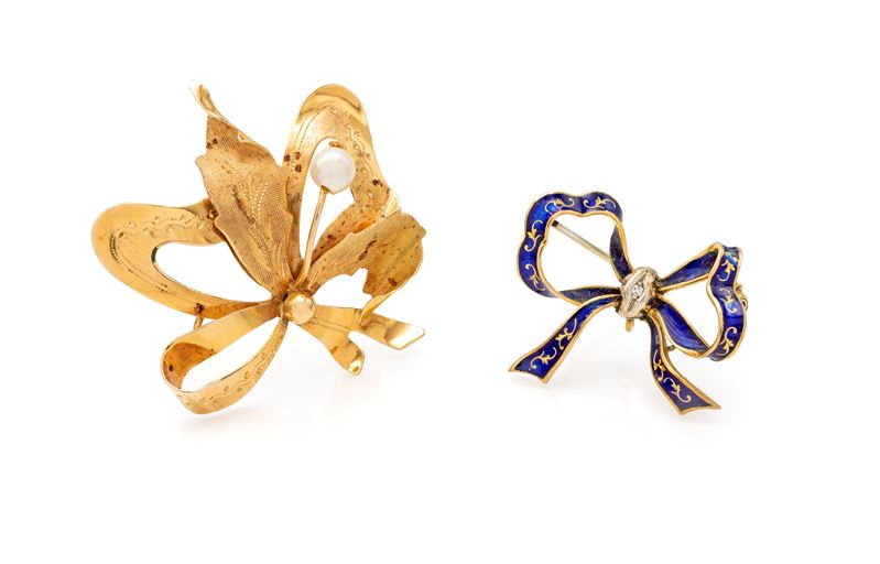 Coppia di spille a fiocco in oro giallo 750/000, smalti, diamante e perla