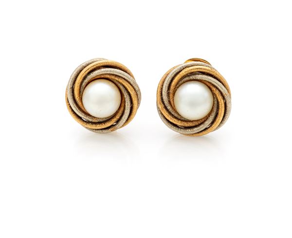 Coppia di orecchini in oro e perle