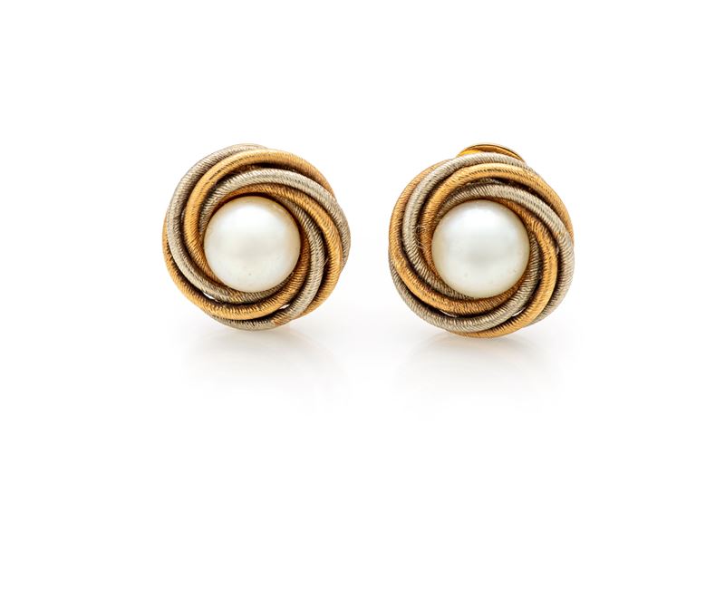 Coppia di orecchini, oro 750/000 e perle, chiusura a clip