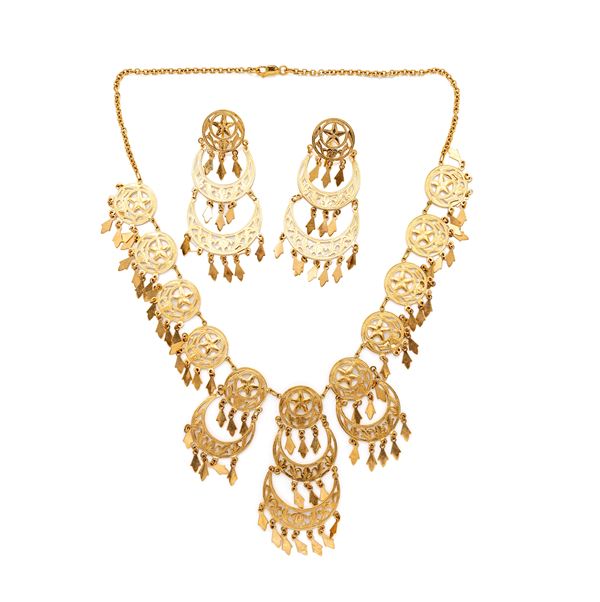 Parure di collana e coppia di orecchini pendenti in oro