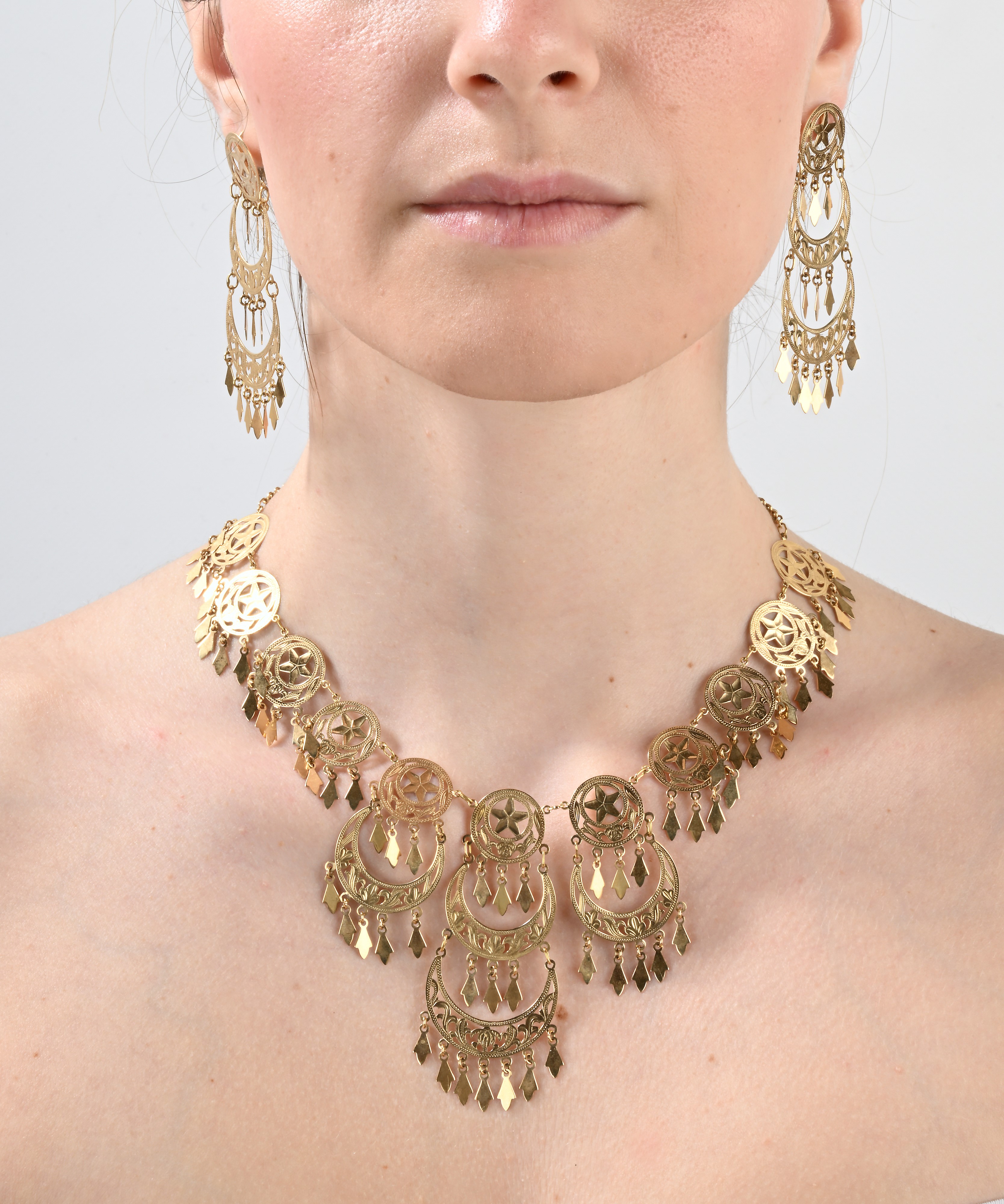 Parure in oro giallo 750/000, collana e coppia di orecchini pendenti