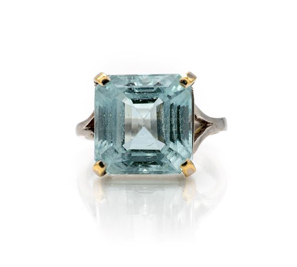 Anello in oro e pietra azzurra