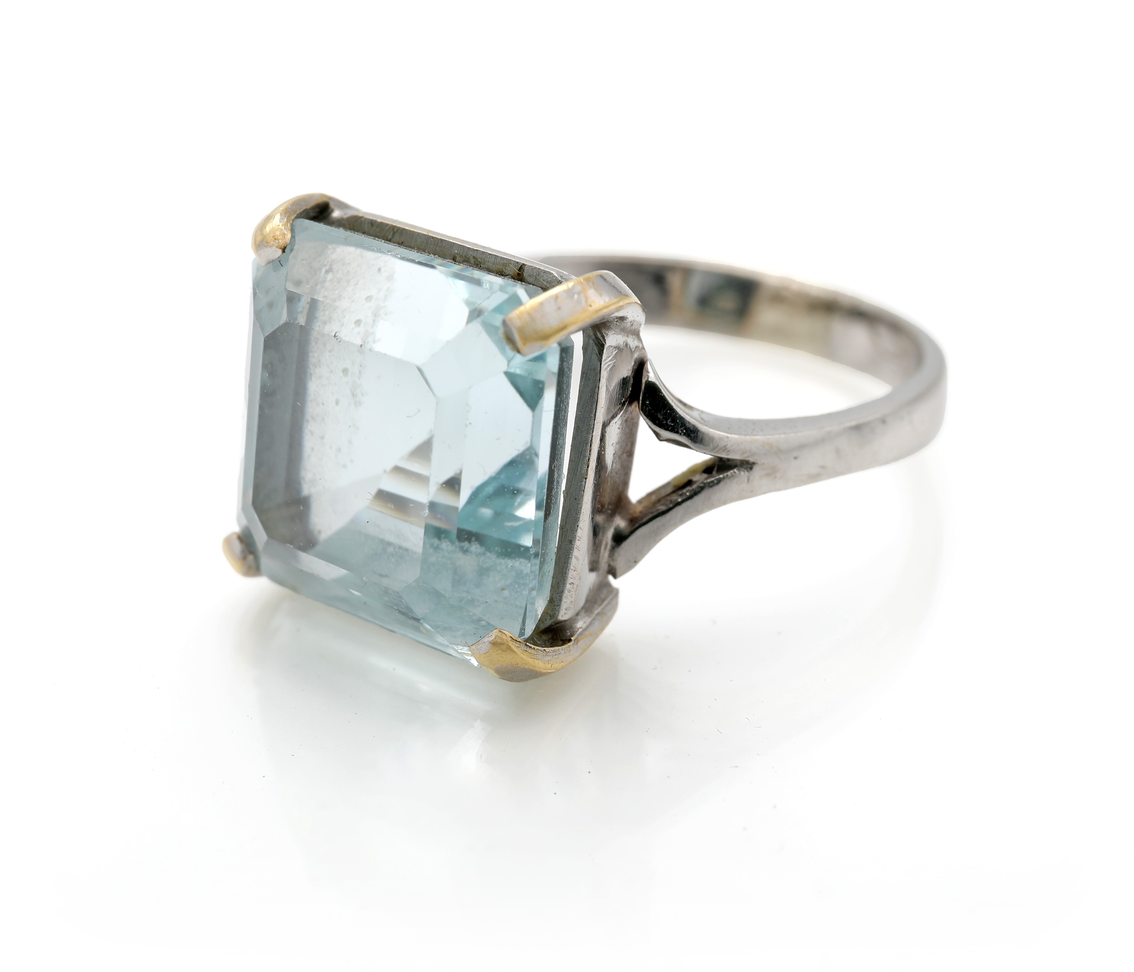 Anello in oro bianco 750/000 con pietra azzurra