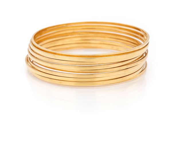 Gruppo di nove bracciali rigidi in oro.