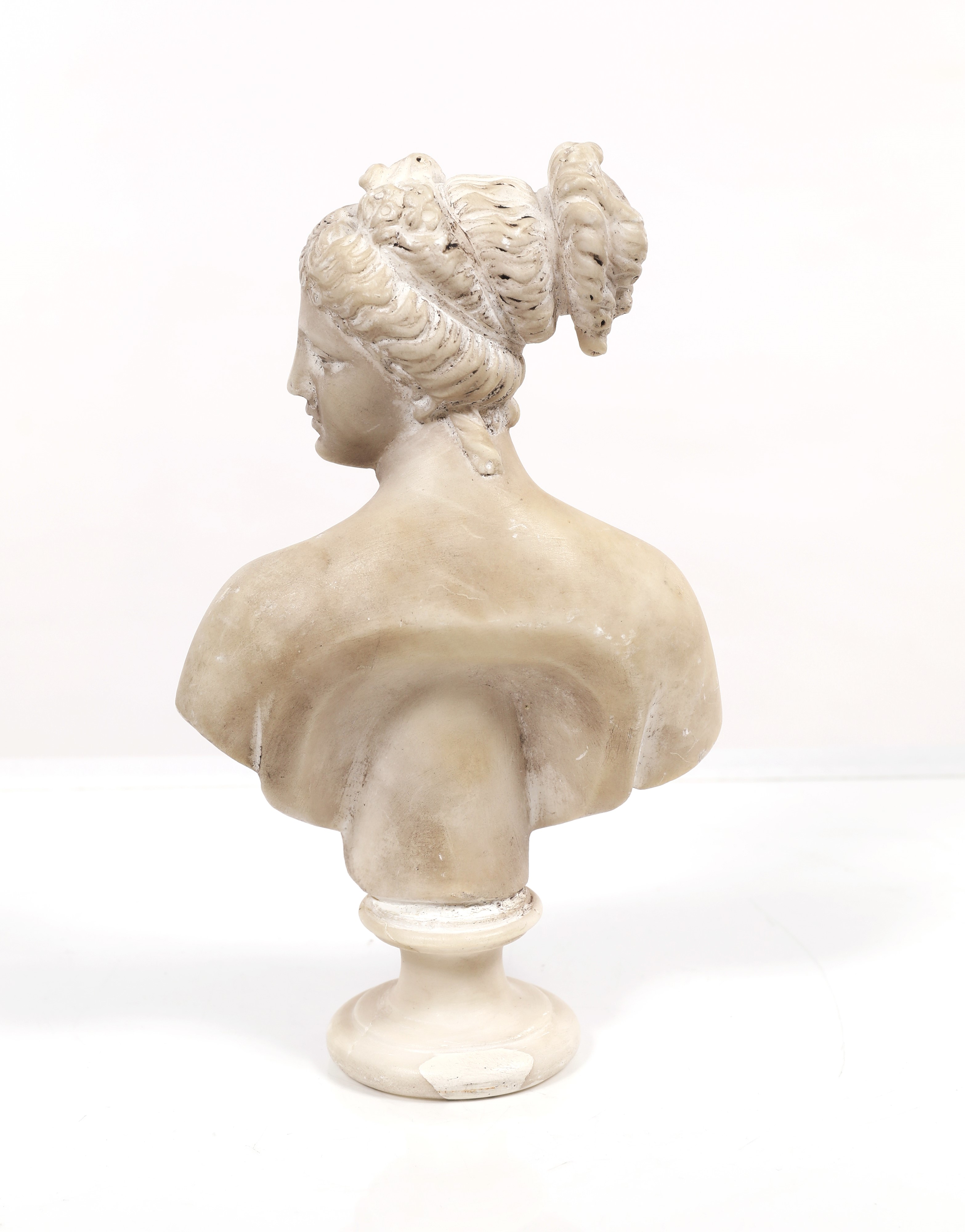 Bustino in marmo bianco raffigurante Venere dei Medici