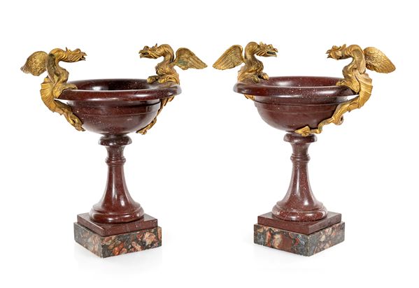Coppia di coppe in porfido e marmo africano con grifoni fantastici in bronzo dorato, XIX secolo