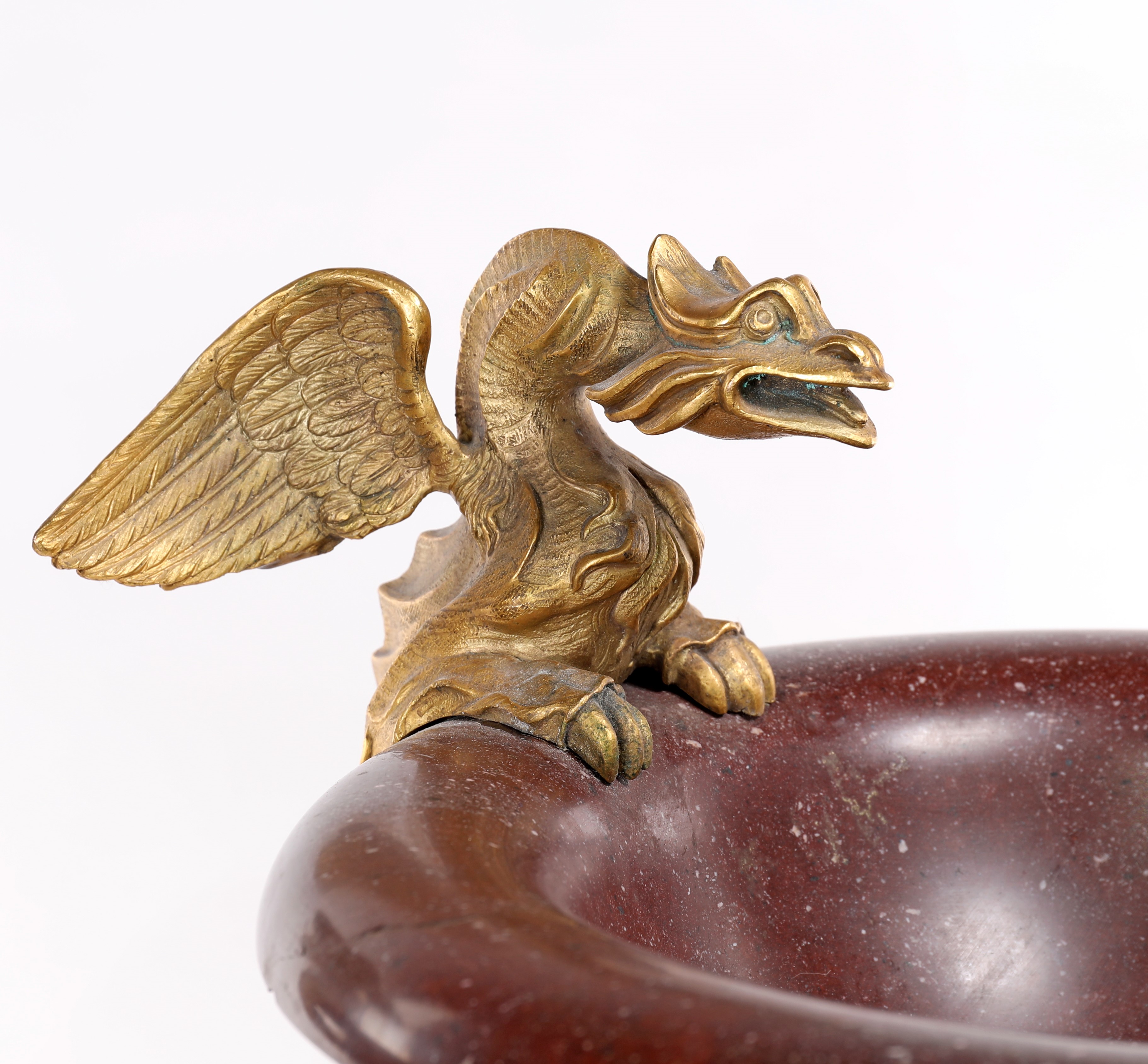Coppia di coppe ornamentali, porfido e marmo africano con grifoni in bronzo dorato,  XIX secolo