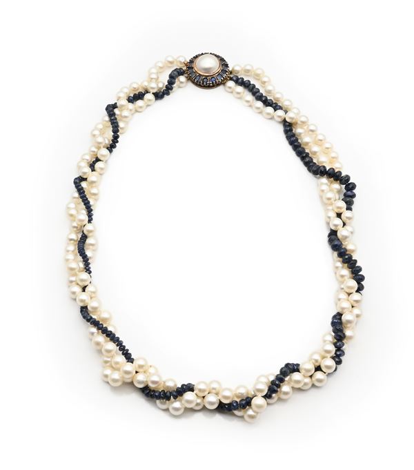 Collana in perle, zaffiri, oro e argento.