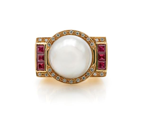 Grande anello a ponte in oro, perla mabbè, brillanti e rubini