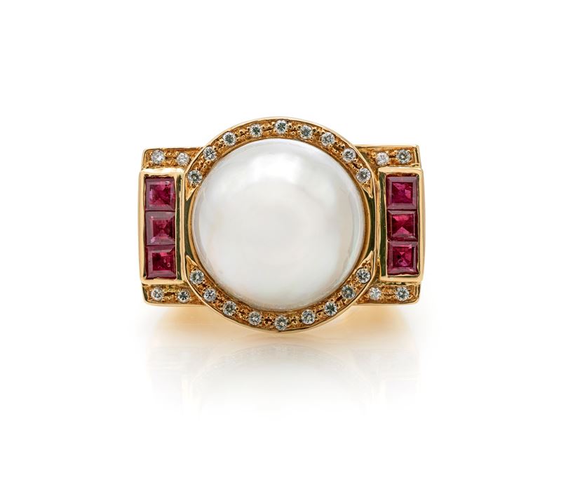 Grande anello a ponte in oro, perla mabbè, brillanti e rubini