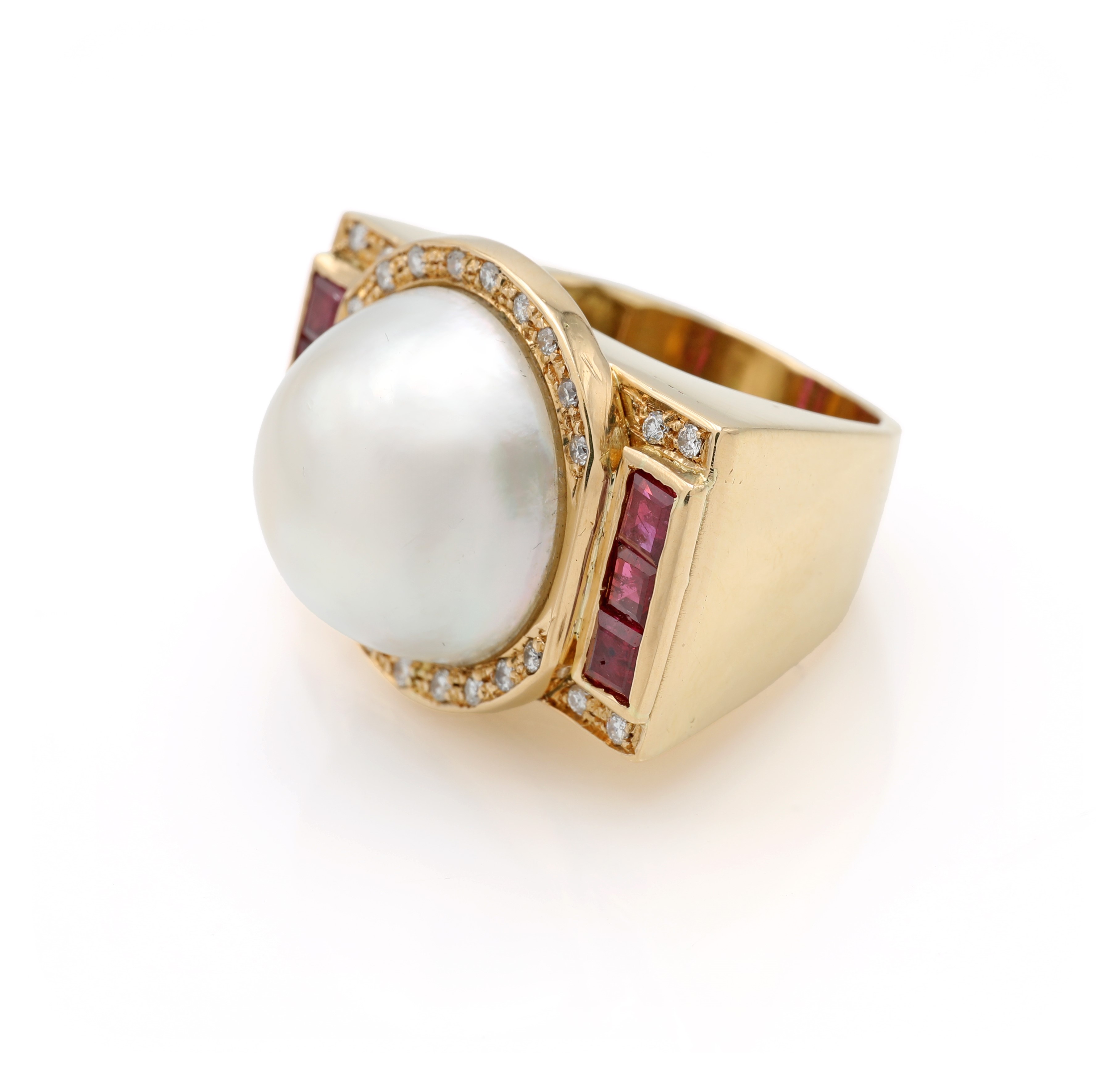 Grande anello a ponte in oro, perla mabbè, brillanti e rubini