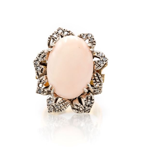 Anello in oro, argento, corallo e diamanti