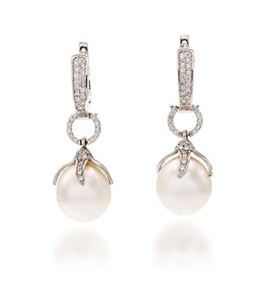 Coppia di orecchini pendenti in oro bianco 750/000 con perle coltivate e diamanti taglio rotondo ...