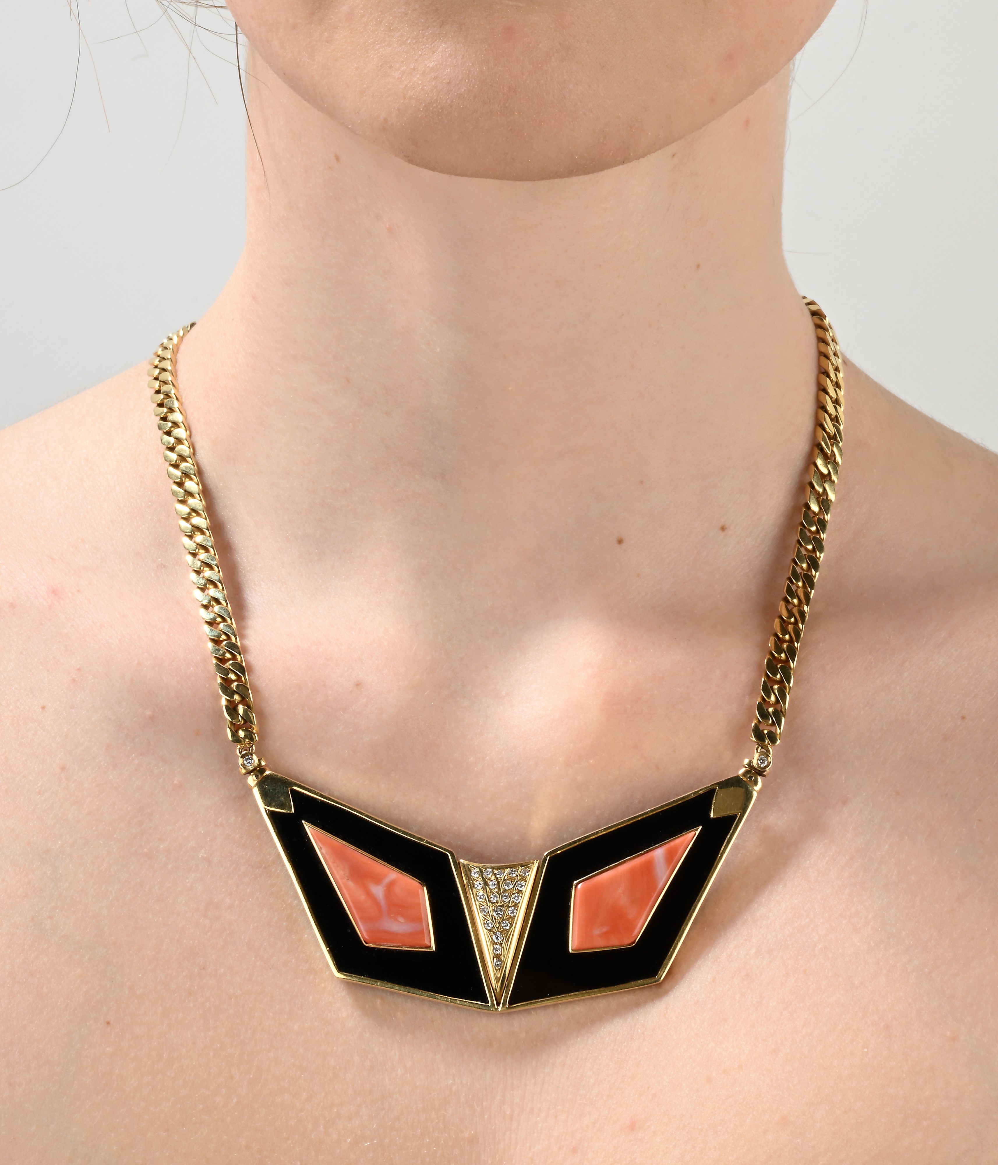Collana in oro, corallo onice e diamanti