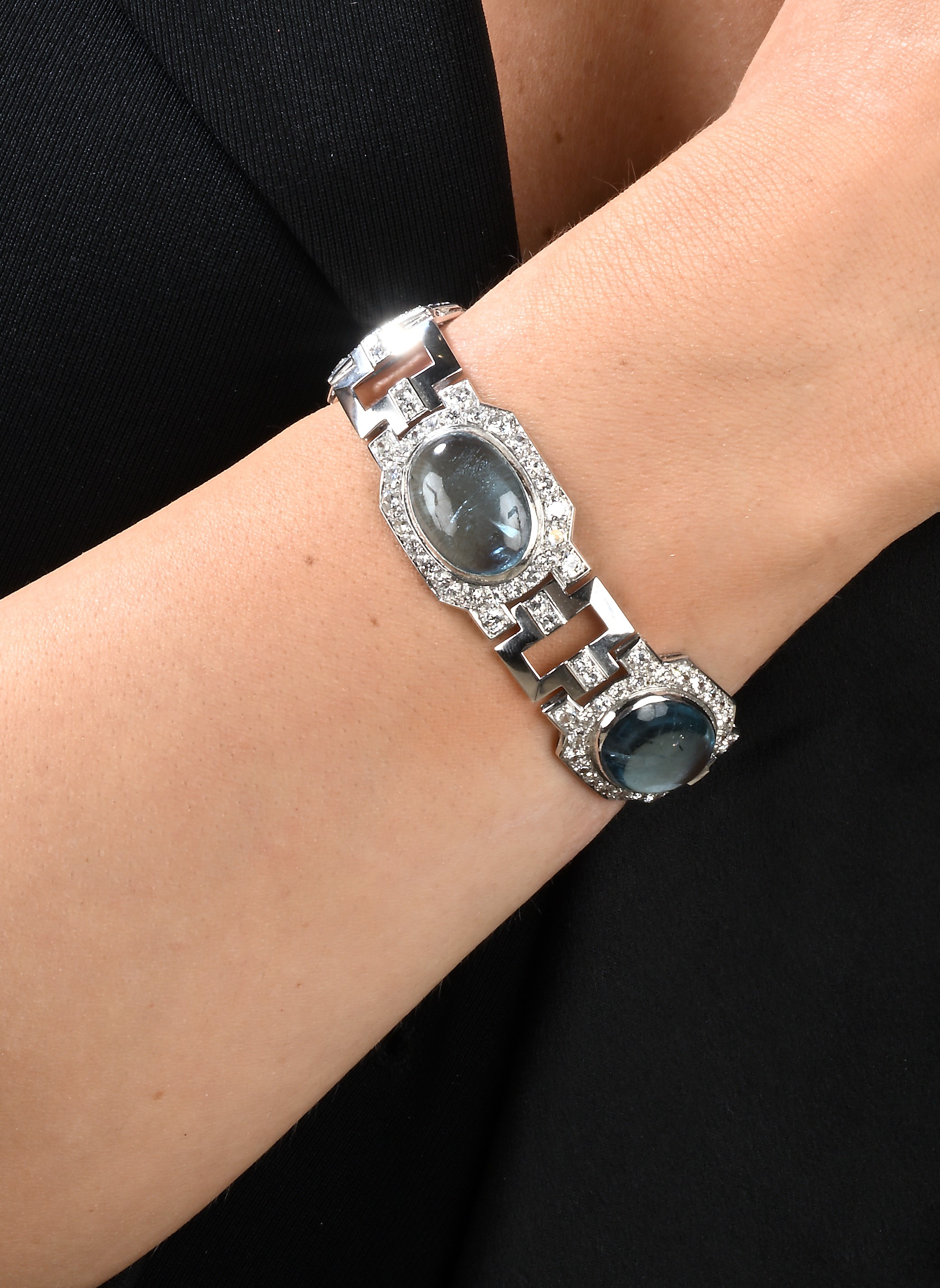 Bracciale Art Déco in oro bianco, acquamarine cabochon e diamanti