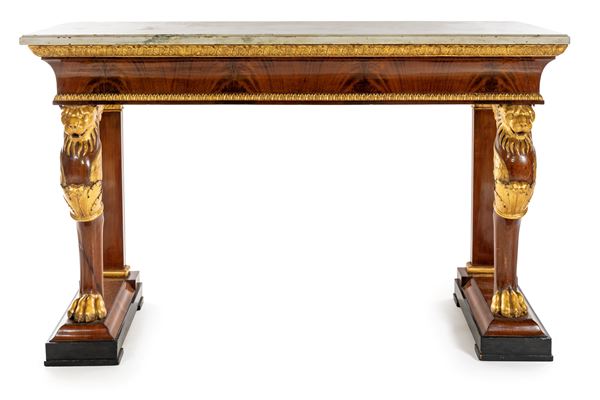 Console in piuma di mogano, dorata lungo i profili ed i rilievi ornamentali, XIX secolo