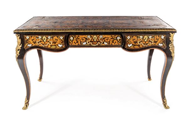 Scrivania da centro intarsiata in legni vari e madreperla, attribuibile alla bottega di Luigi e Angiolo Falcini, Firenze, XIX secolo