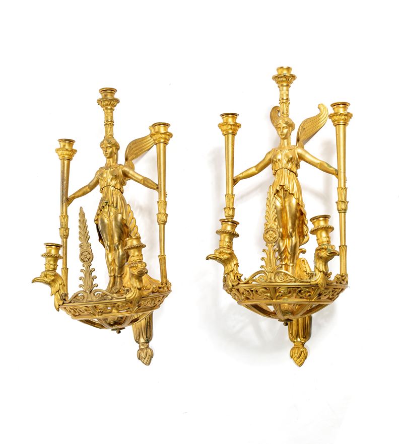 Francia, Coppia di grandi appliques in bronzo dorato a cinque luci con figure di vestale, XIX sec...