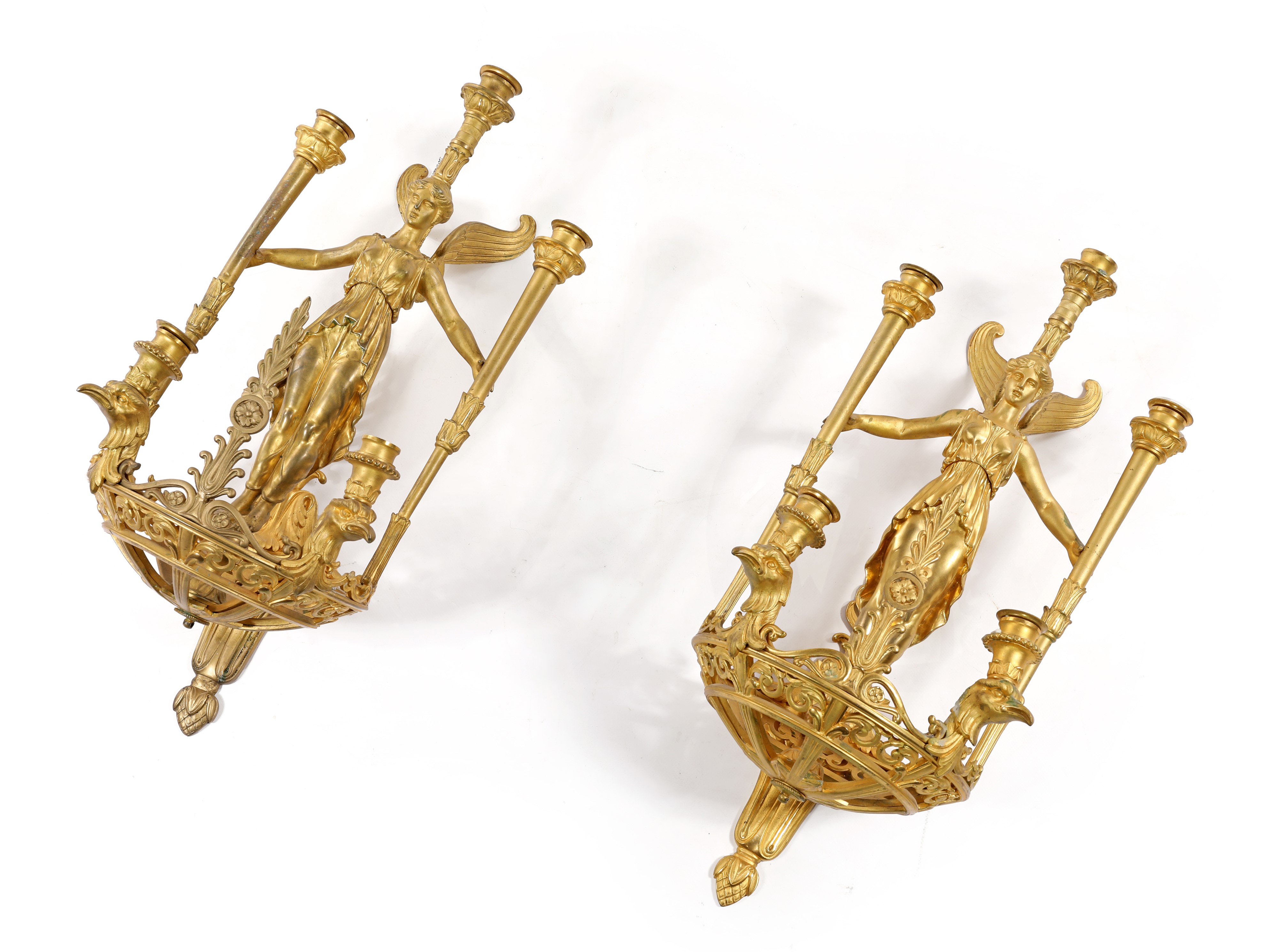 Francia, Coppia di grandi appliques in bronzo dorato a cinque luci con figure di vestale, XIX sec...