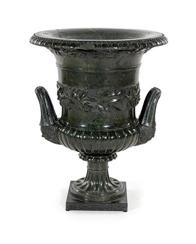 Vaso “Medici” in marmo verde, con orlo baccellato e manici a mascherone, XIX secolo