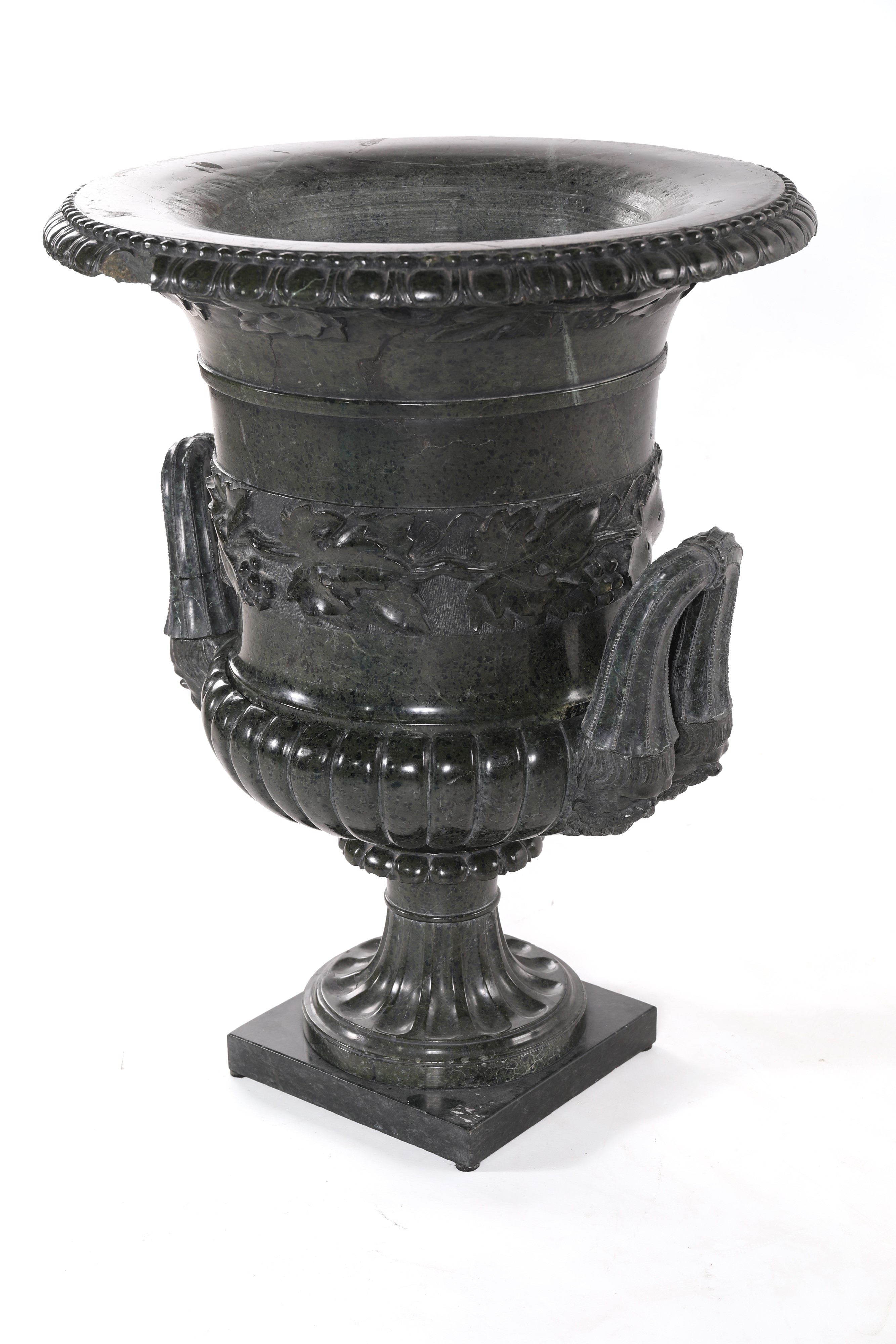 Vaso “Medici” in marmo verde, con orlo baccellato e manici a mascherone, XIX secolo