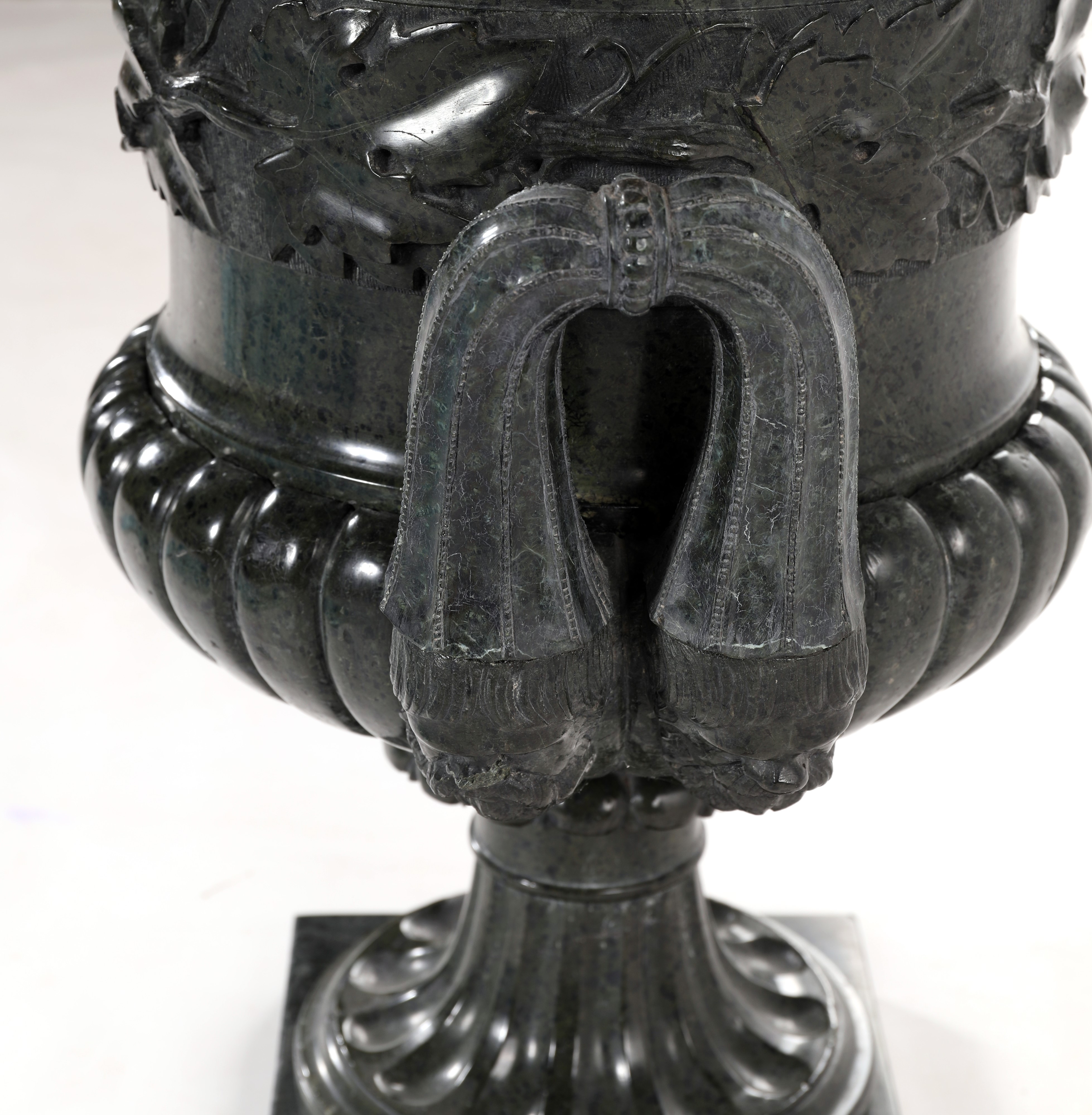 Vaso “Medici” in marmo verde, con orlo baccellato e manici a mascherone, XIX secolo