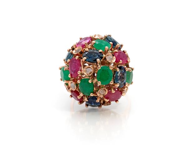 Anello a cupola in oro, diamanti, zaffiri, rubini e smeraldi