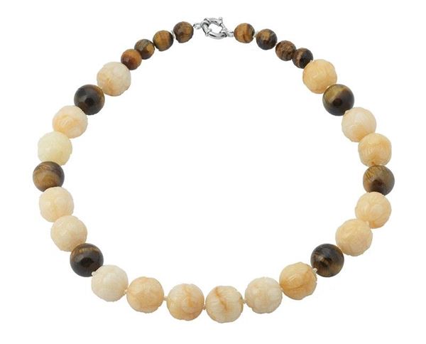 Collana di giada incisa