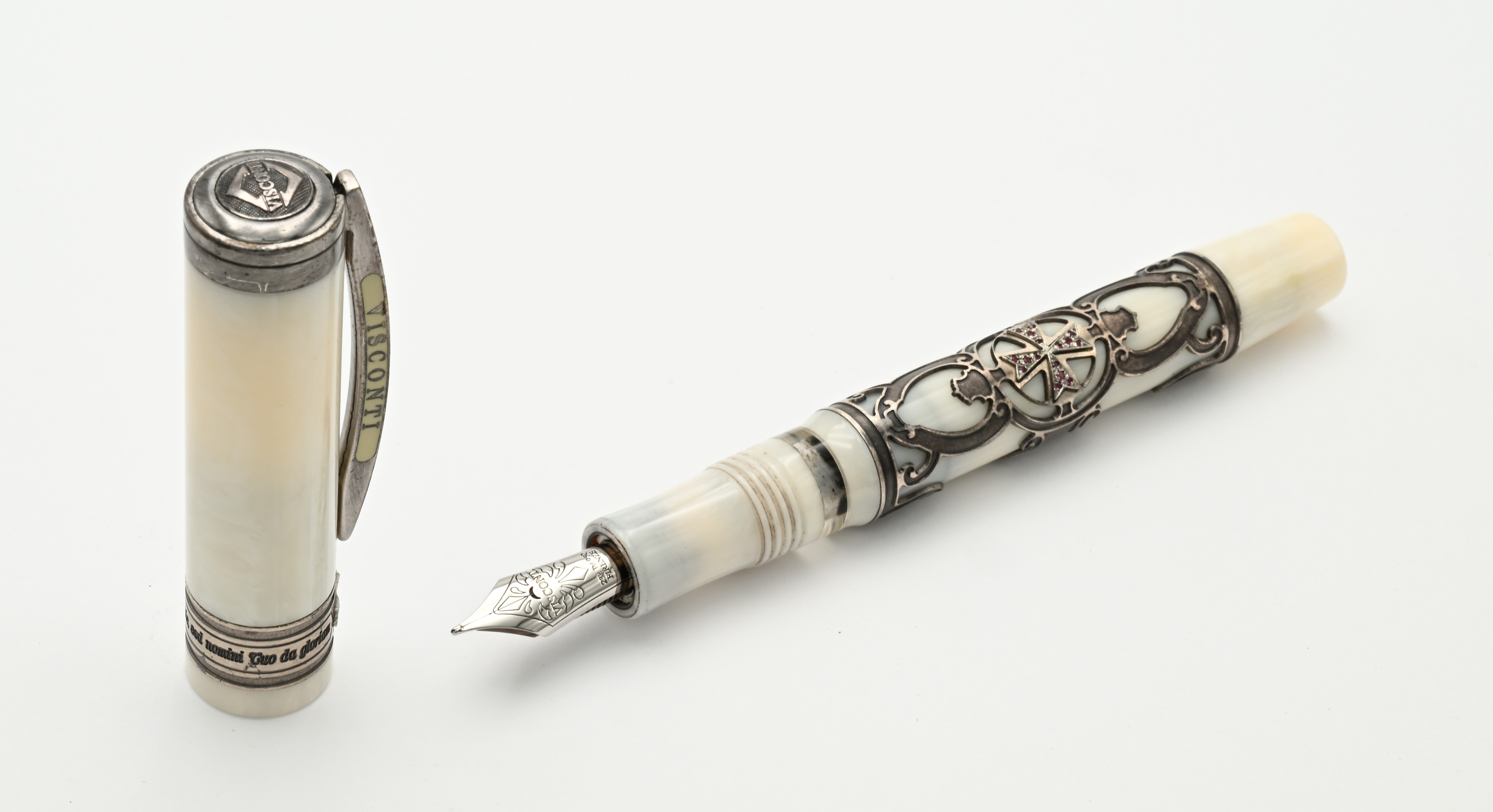 Visconti, Templari – penna stilografica in resina avorio con componenti in argento e inserto in 2...