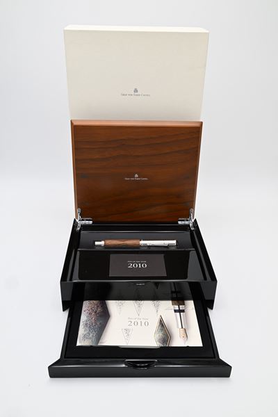 Faber-Castell, Penna stilografica “Pen of the Year 2010” con pennino M in oro bicolore 18K