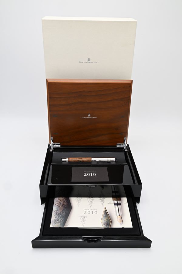 Faber Castell Pen of the Year 2010 - Penna stilografica in metallo placcato in platino con inserti in legno di noce del Caucaso. In edizione limitata a 1.500 esemplari certificati