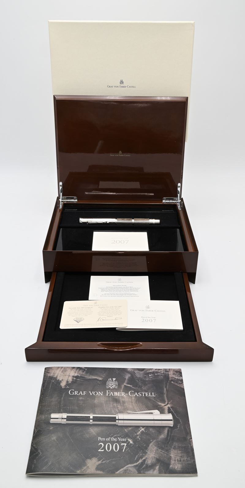 Faber-Castell, Penna stilografica “Pen of the Year 2007”, metallo placcato in platino con inserti...