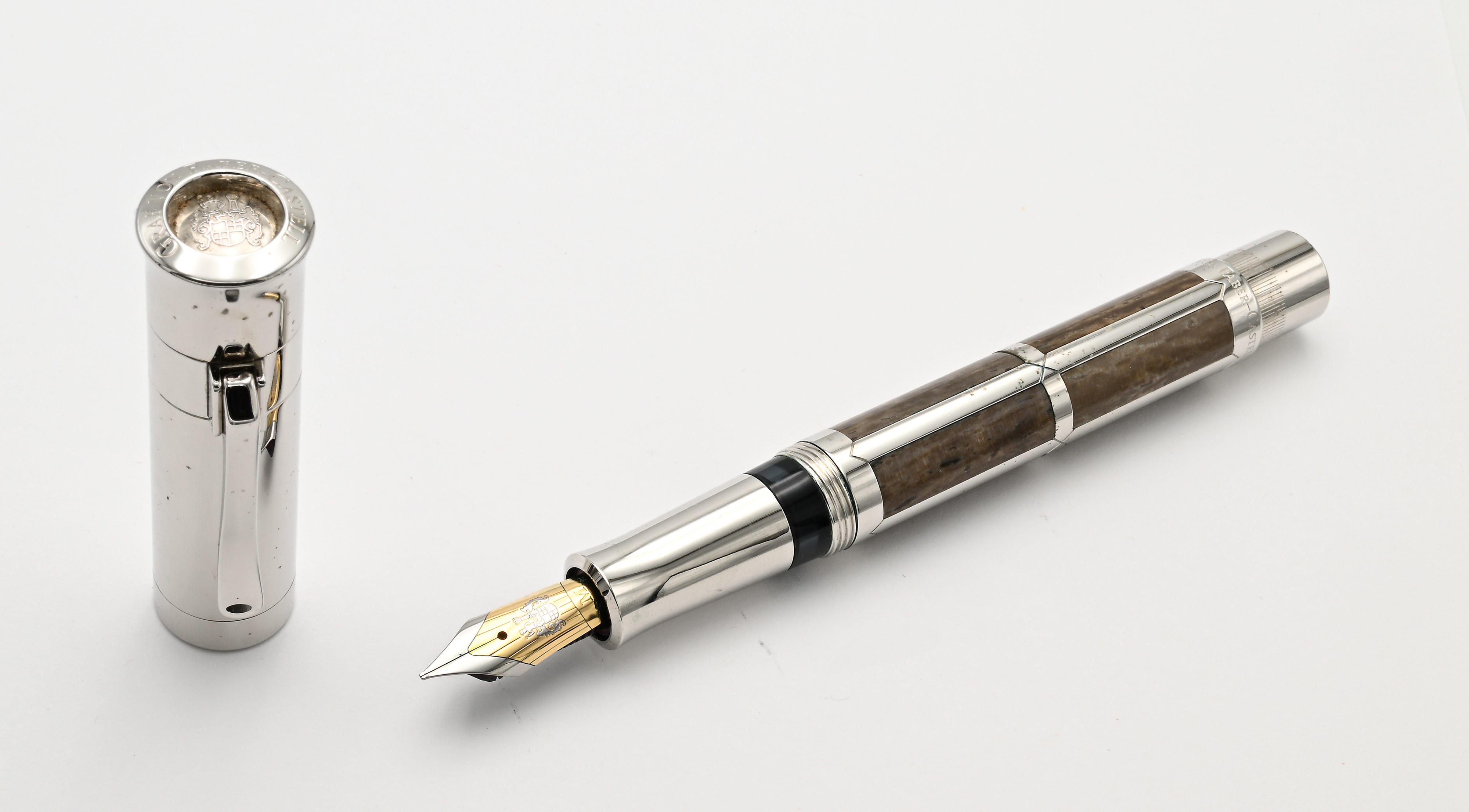 Faber-Castell, Penna stilografica “Pen of the Year 2007”, metallo placcato in platino con inserti...