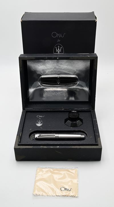 Omas Maserati, Penna stilografica in argento massiccio 925/000 rodiato con pennino M in oro bianc...