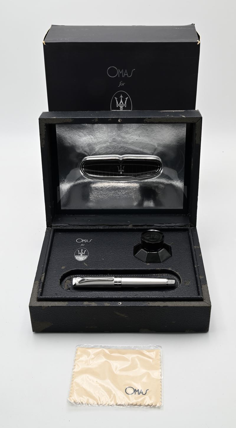 Omas Maserati, Penna stilografica in argento massiccio 925/000 rodiato con pennino M in oro bianc...