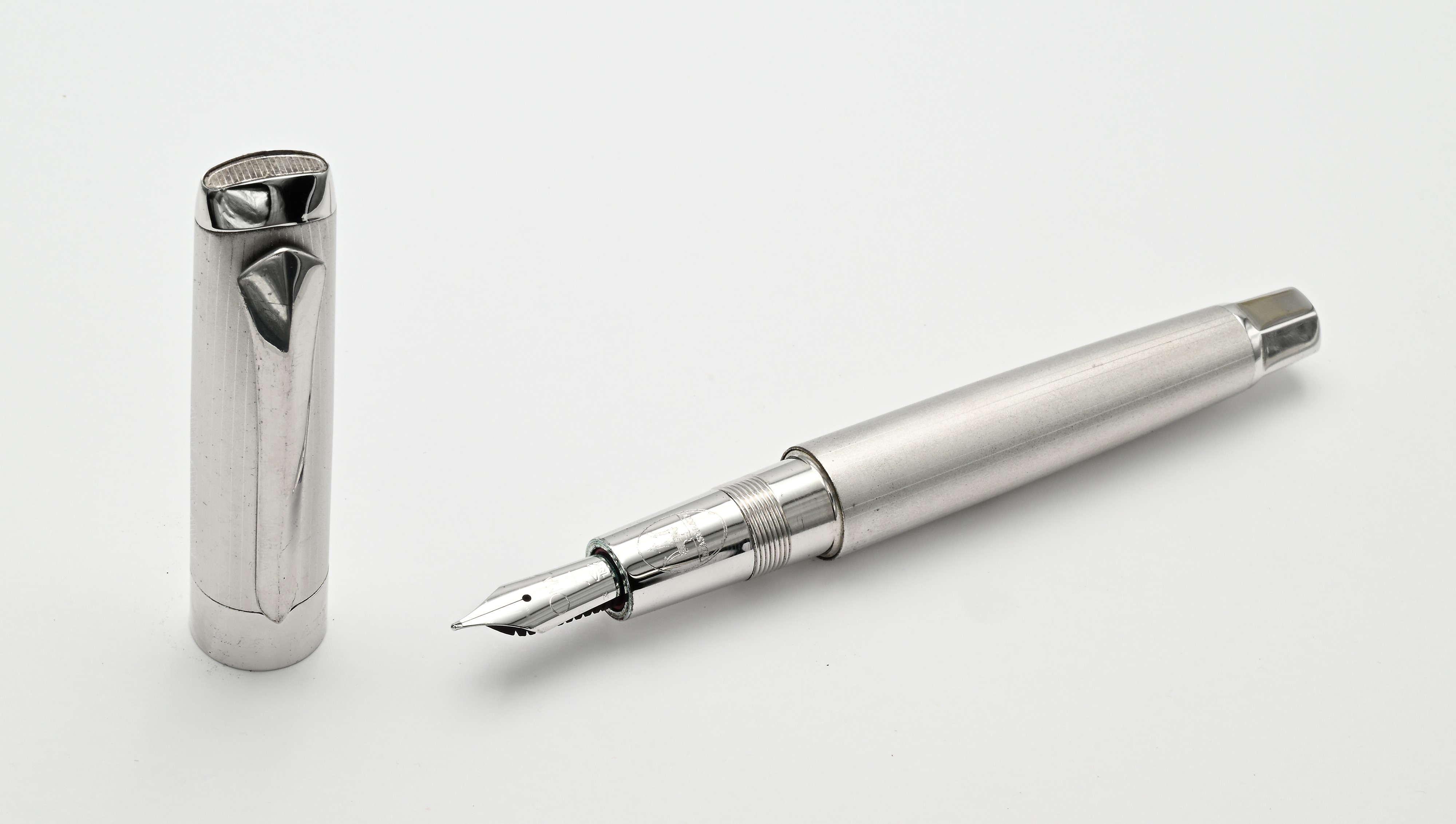 Omas Maserati, Penna stilografica in argento massiccio 925/000 rodiato con pennino M in oro bianc...