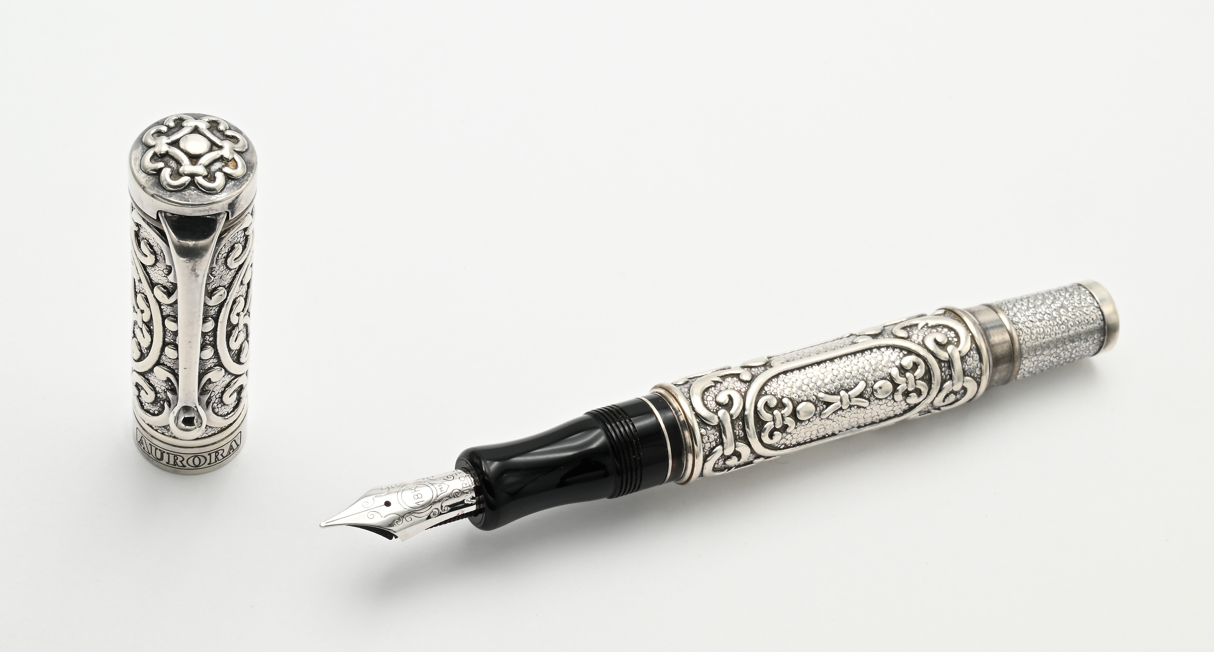 Aurora Benvenuto Cellini, Penna stilografica in argento massiccio cesellato 925/000 con pennino i...