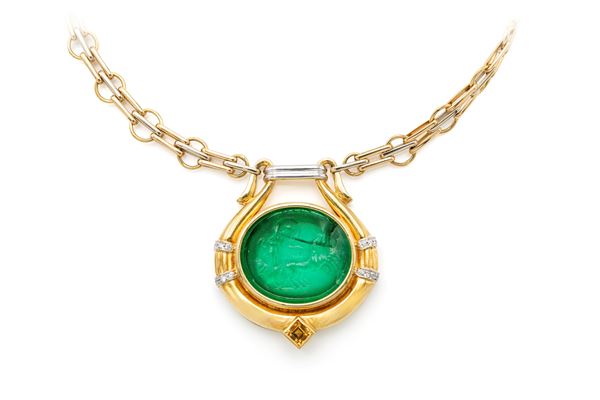 Collana in oro, pasta vitrea, zaffiro giallo e piccoli diamanti