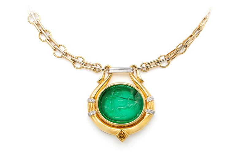 Oro 750/000, collana con pasta vitrea, zaffiro giallo e piccoli diamanti