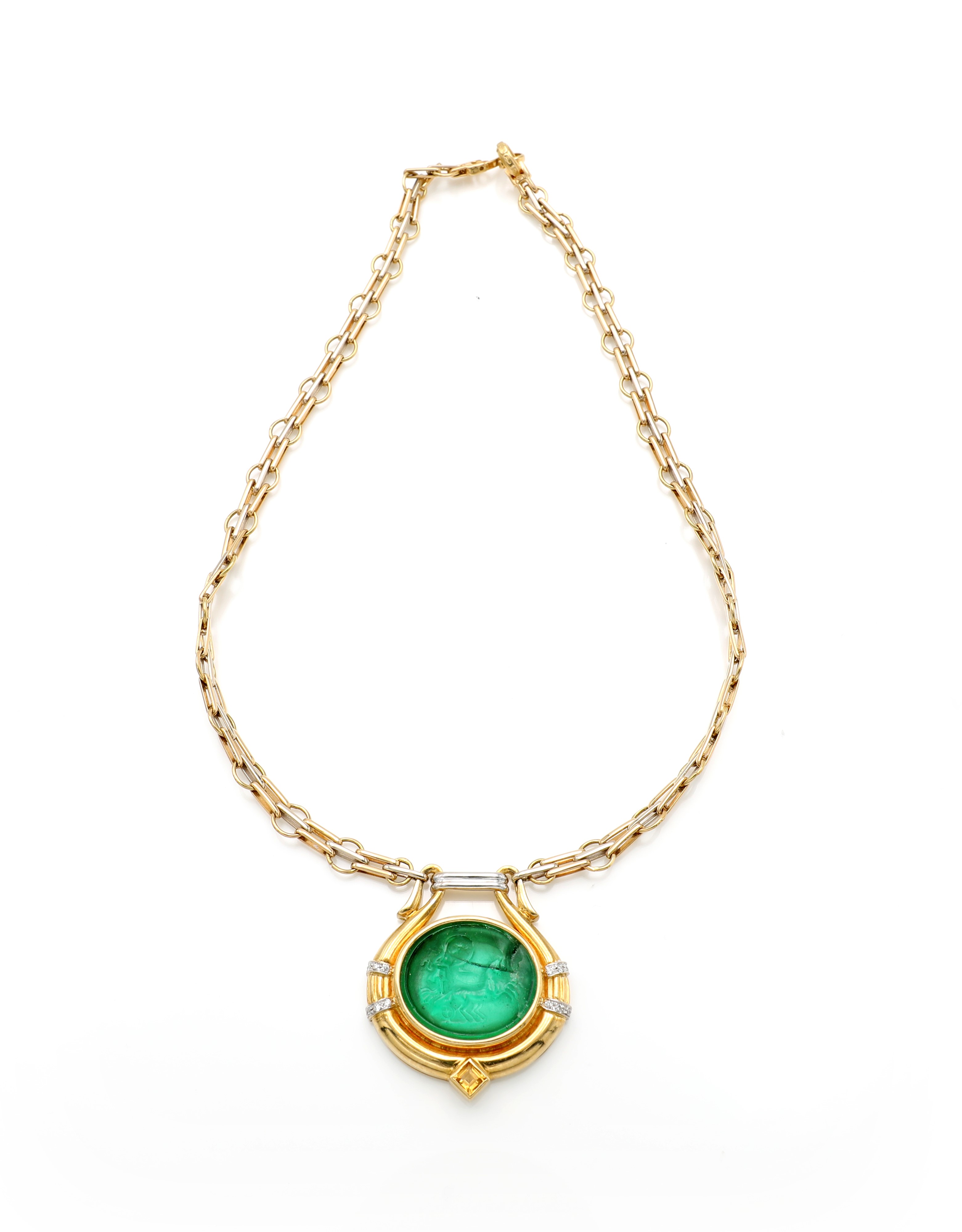 Oro 750/000, collana con pasta vitrea, zaffiro giallo e piccoli diamanti