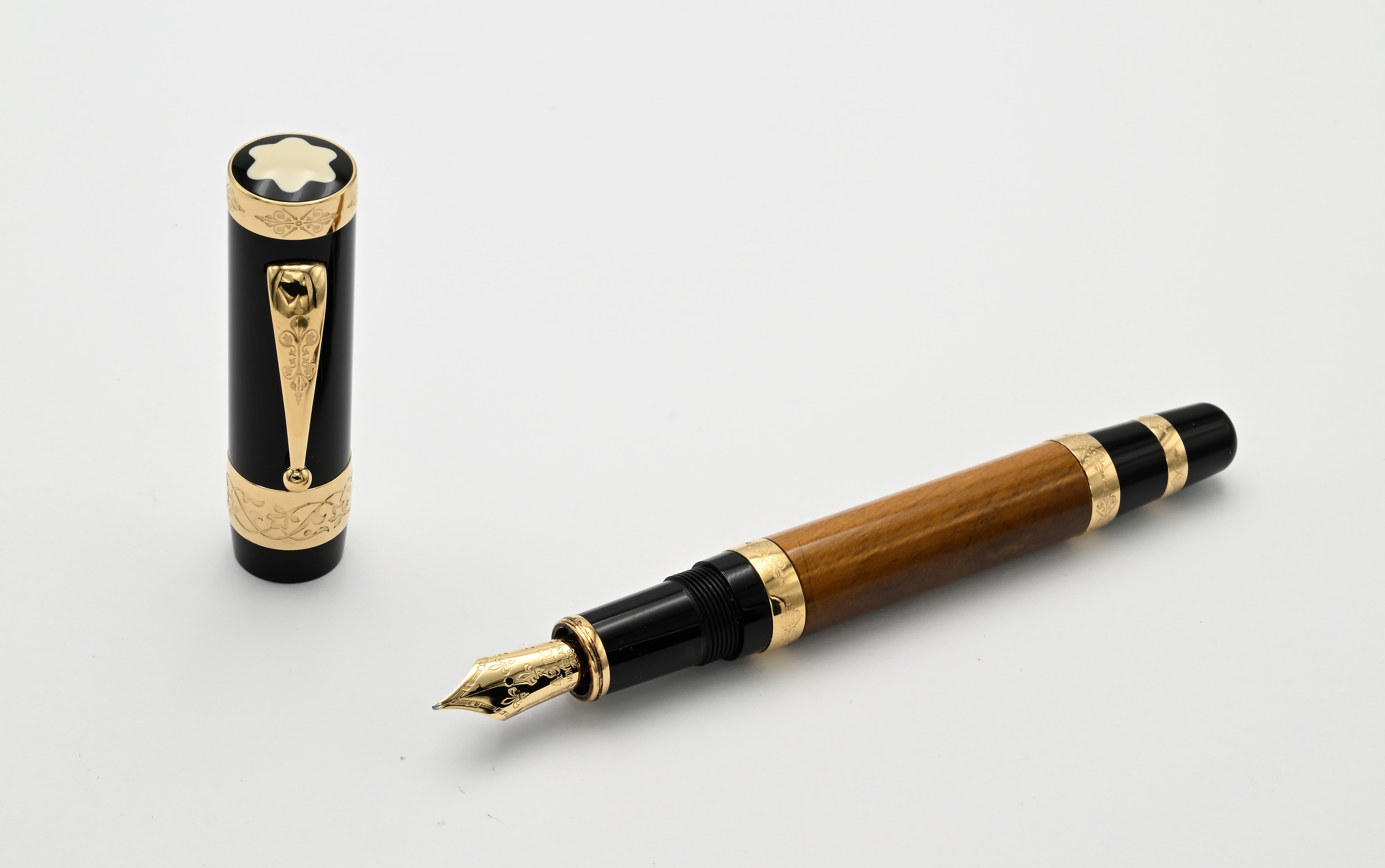 Montblanc, Patron of Art Francois Ier — penna stilografica in resina con finiture in oro giallo p...