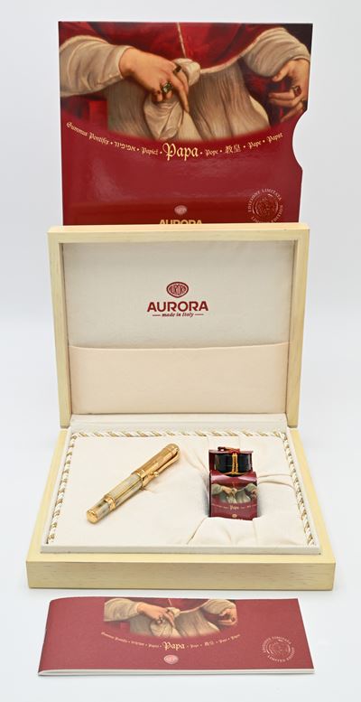 Aurora Papa (Iohannes Paulus II), Penna stilografica in resina con agata sulla testina, particola...