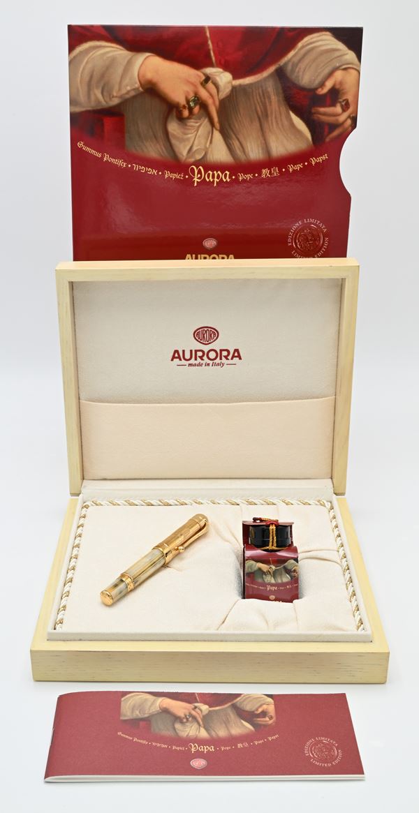 Aurora Papa (Iohannes Paulus II) - Penna stilografica in resina con agata sulla testina e particolari dorati. In edizione limitata 0913/1.919